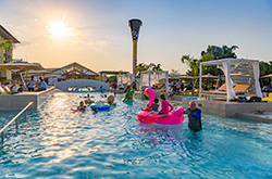 Novotel & Mercure Darwin Airport Resort new swimmimg pool and Indigenous artD © Novotel & Mercure Darwin Airport Resort